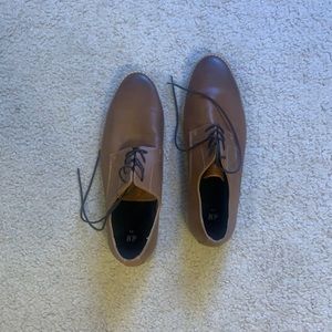 Good condition thin sole dress shoes (non bulky shoes)